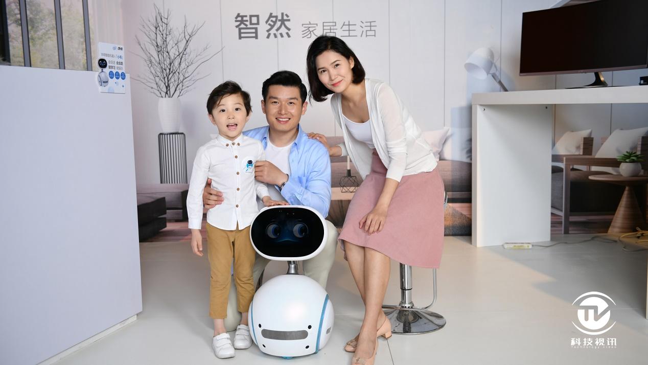 华硕举办2018开放平台新品发布会 小布机器人强势吸睛