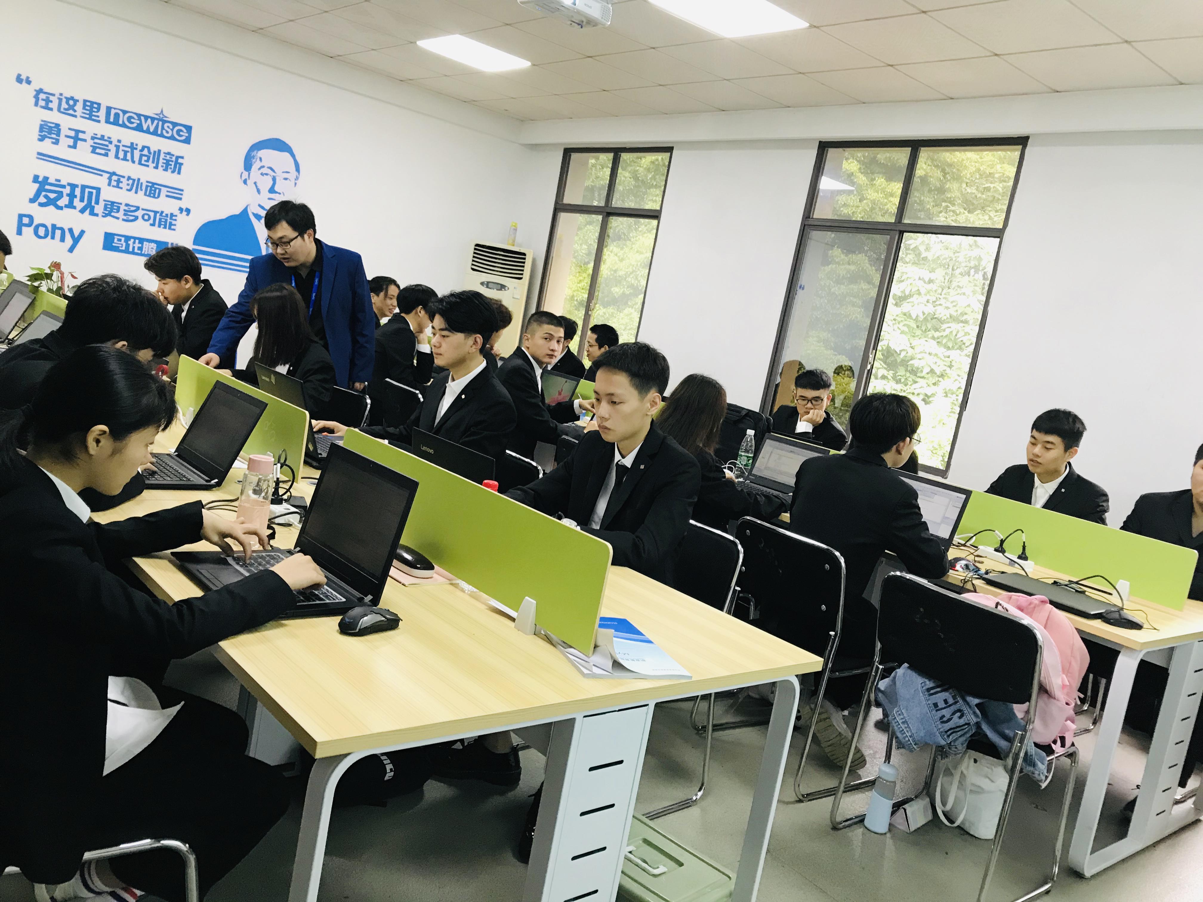 湖南新睿人工智能学院坚持教育初心，细节助力学子高薪就业