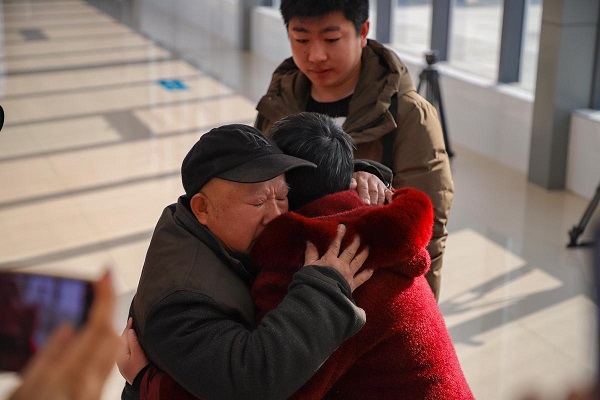 女子8年前在北京走失，如今靠头条寻人回家，刚好赶上儿子婚礼