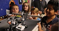 中小学生现场体验最新高科技机器人