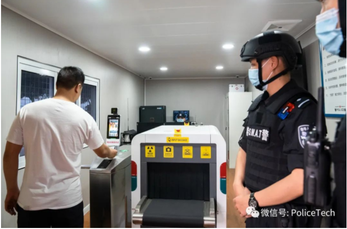 这个“集装箱”不简单 重庆首个移动式智慧公安检查站亮相