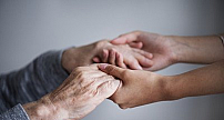 国家卫健委：加快老年护理专业护士培训，鼓励医疗机构为老人提供居家护理服务